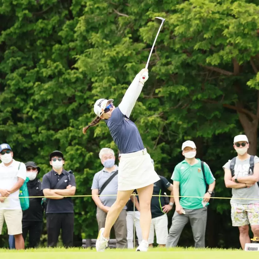 勝みなみのドライバースイング（斜め前方）連続写真【CATレディス2022】