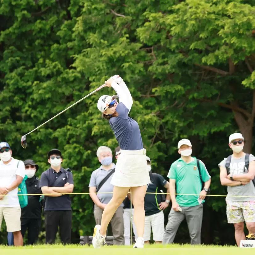 勝みなみのドライバースイング（斜め前方）連続写真【CATレディス2022】