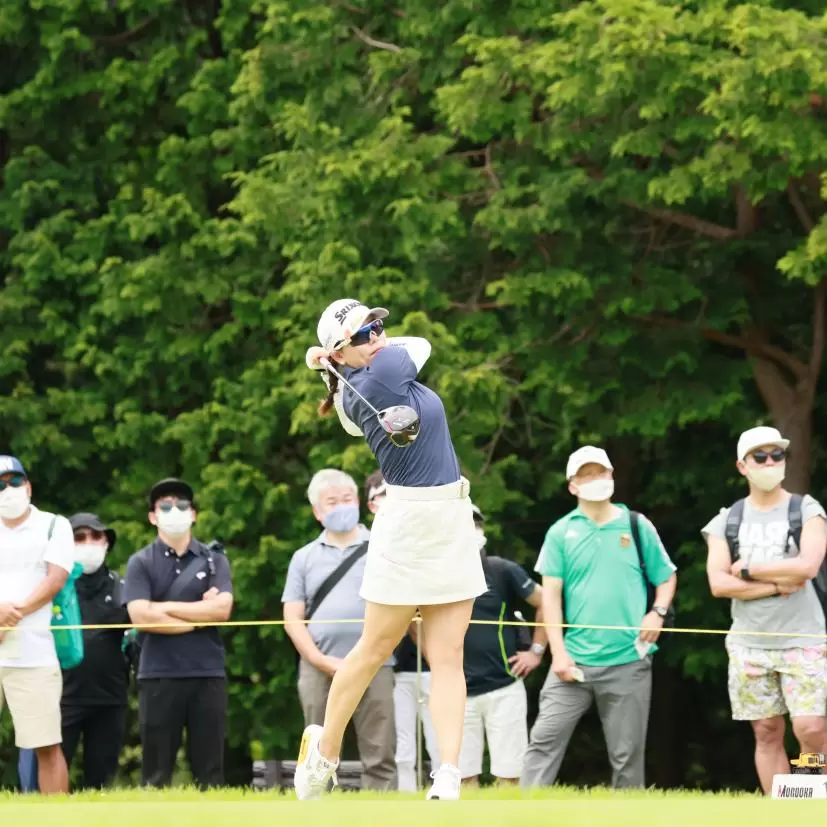 勝みなみのドライバースイング（斜め前方）連続写真【CATレディス2022】