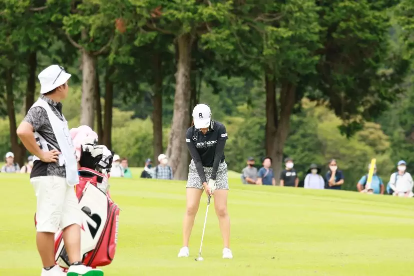 稲見萌寧のウェッジスイング（正面）連続写真【CATレディス2022】