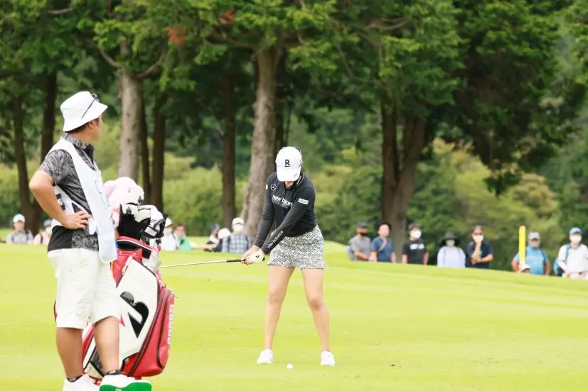 稲見萌寧のウェッジスイング（正面）連続写真【CATレディス2022】