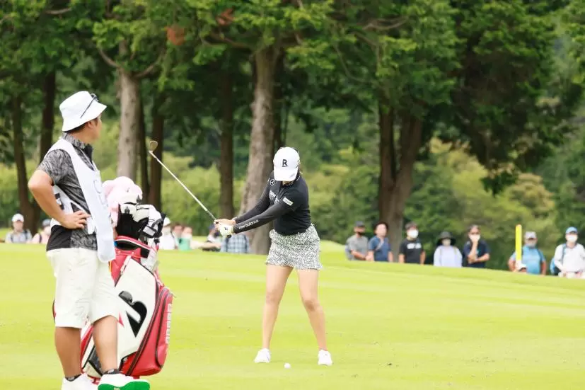 稲見萌寧のウェッジスイング（正面）連続写真【CATレディス2022】