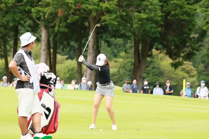 稲見萌寧のウェッジスイング（正面）連続写真【CATレディス2022】