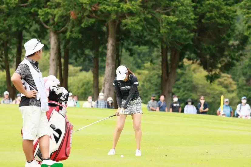 稲見萌寧のウェッジスイング（正面）連続写真【CATレディス2022】