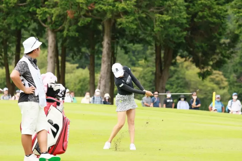 稲見萌寧のウェッジスイング（正面）連続写真【CATレディス2022】