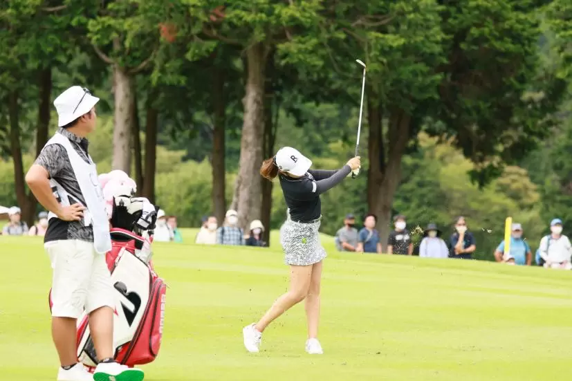 稲見萌寧のウェッジスイング（正面）連続写真【CATレディス2022】