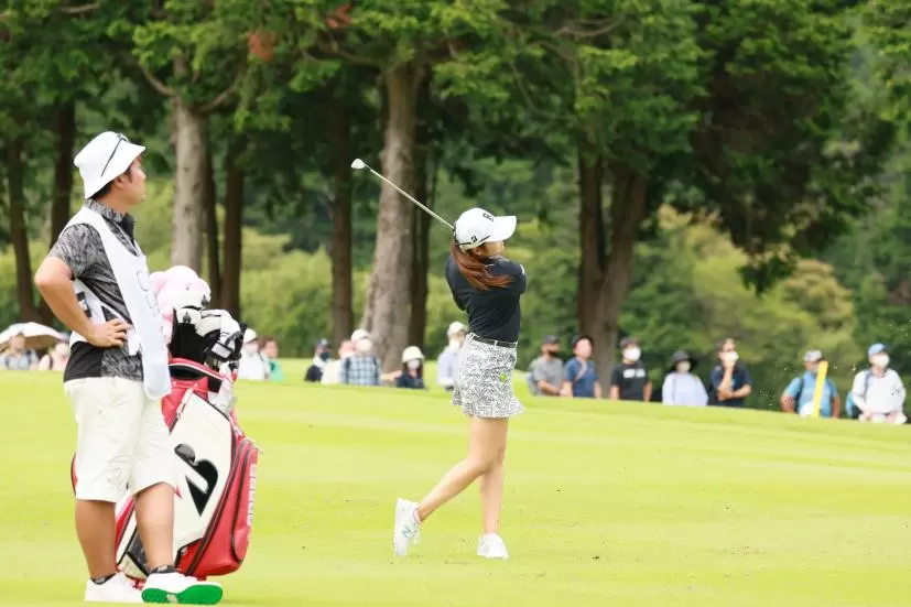 稲見萌寧のウェッジスイング（正面）連続写真【CATレディス2022】