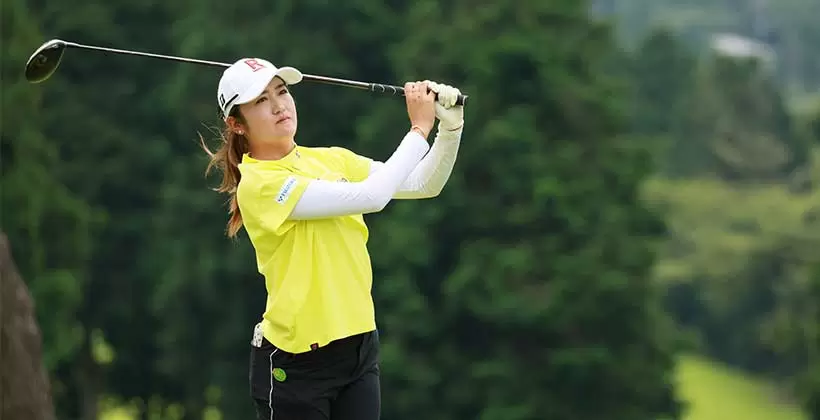 稲見萌寧のウェッジスイング（正面）連続写真【CATレディス2022】