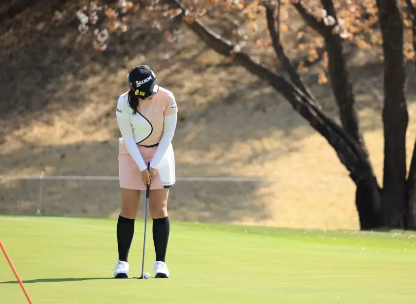 菅沼菜々のパター（正面）連続写真