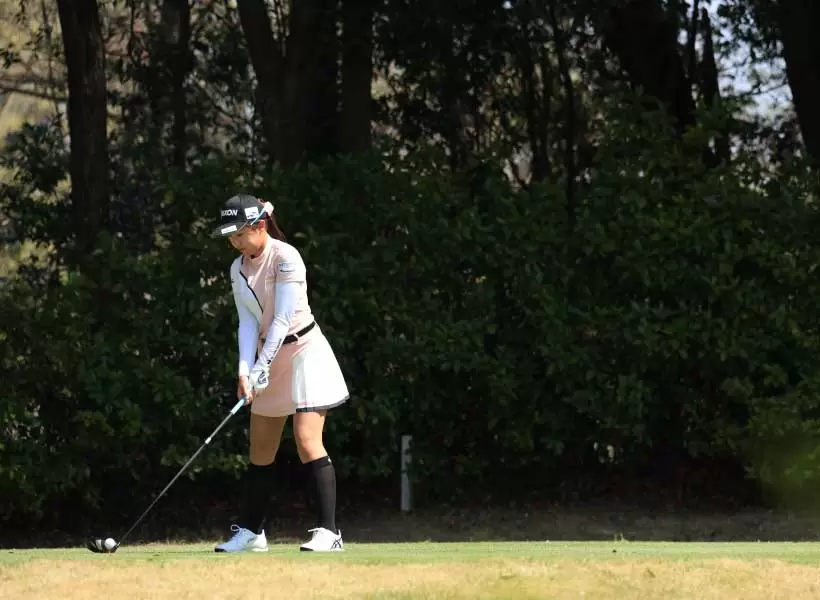 菅沼菜々のドライバースイング（斜め前方）