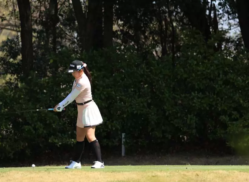 菅沼菜々のドライバースイング（斜め前方）