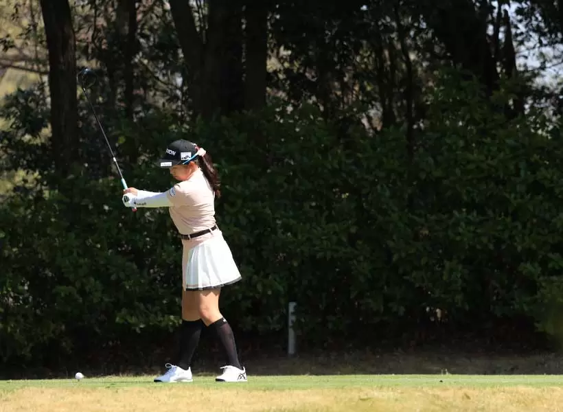 菅沼菜々のドライバースイング（斜め前方）