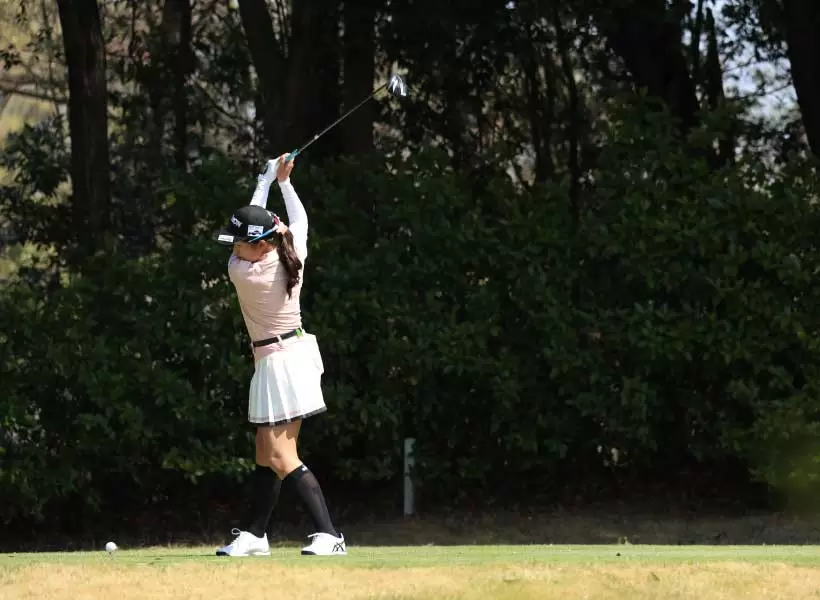 菅沼菜々のドライバースイング（斜め前方）