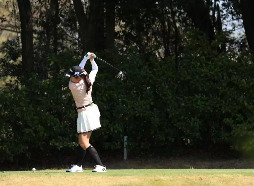 菅沼菜々のドライバースイング（斜め前方）