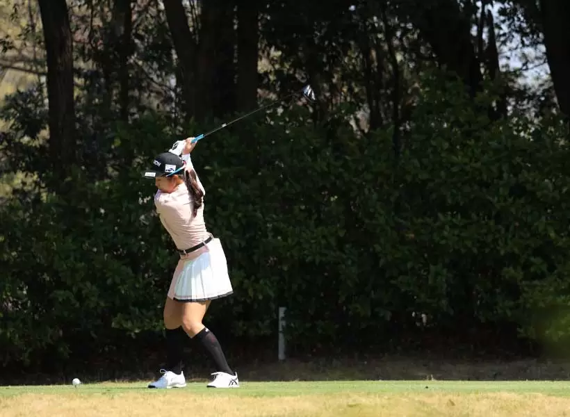 菅沼菜々のドライバースイング（斜め前方）