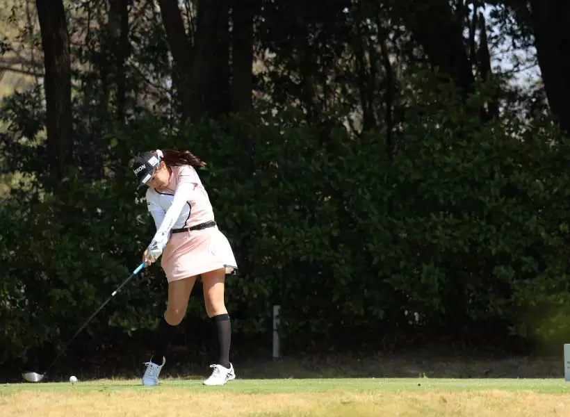 菅沼菜々のドライバースイング（斜め前方）