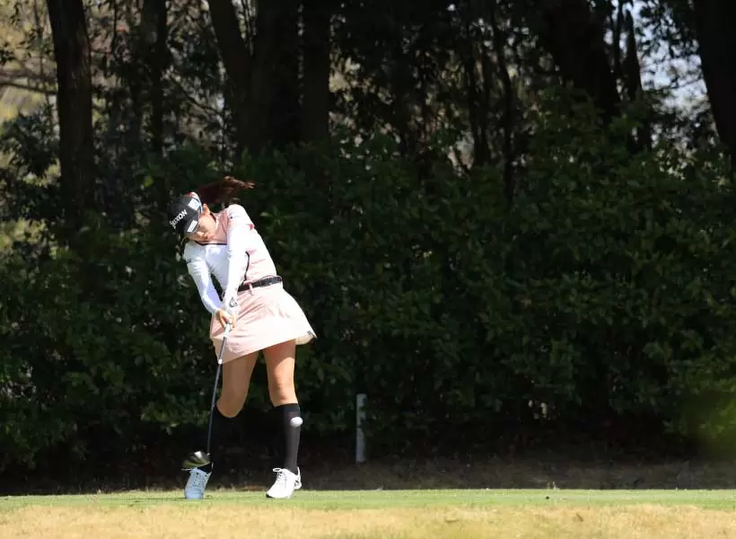 菅沼菜々のドライバースイング（斜め前方）