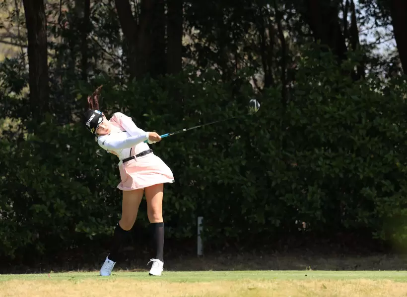 菅沼菜々のドライバースイング（斜め前方）