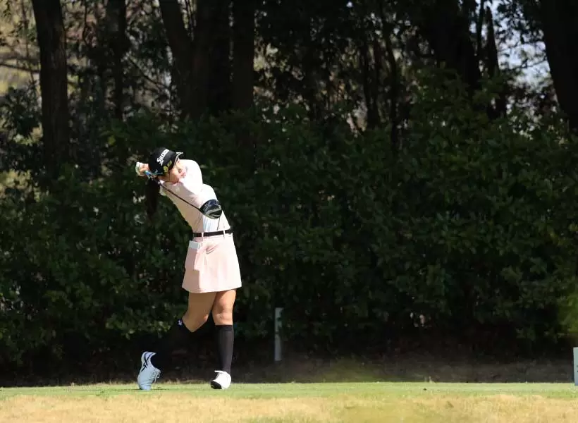 菅沼菜々のドライバースイング（斜め前方）