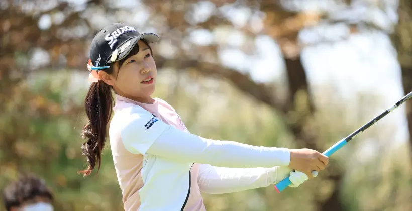 菅沼菜々のドライバースイング（斜め前方）