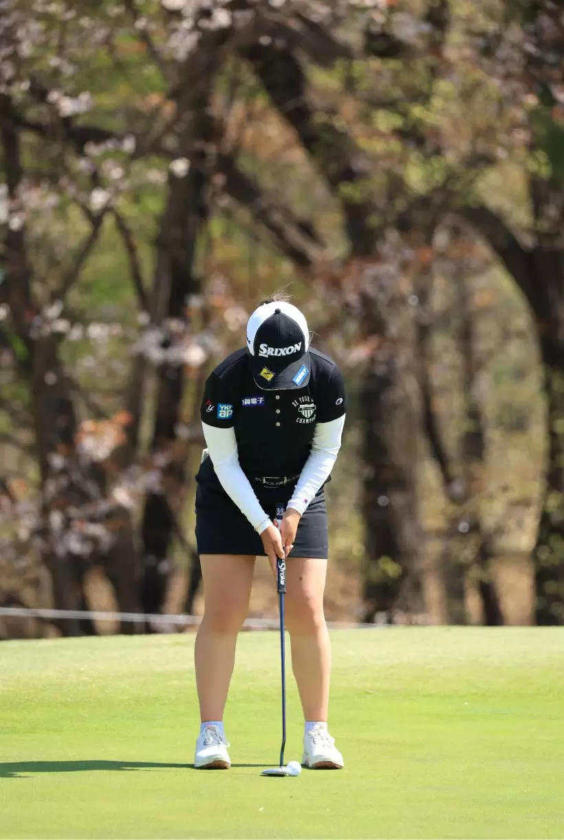 山下美夢有のパッティングストローク（前方）