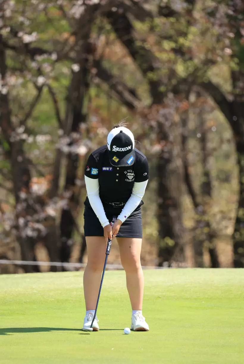 山下美夢有のパッティングストローク（前方）