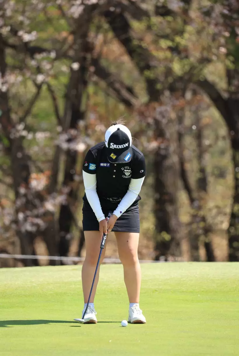 山下美夢有のパッティングストローク（前方）