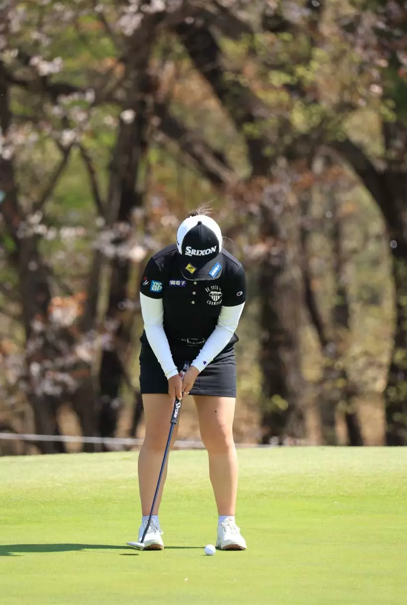 山下美夢有のパッティングストローク（前方）