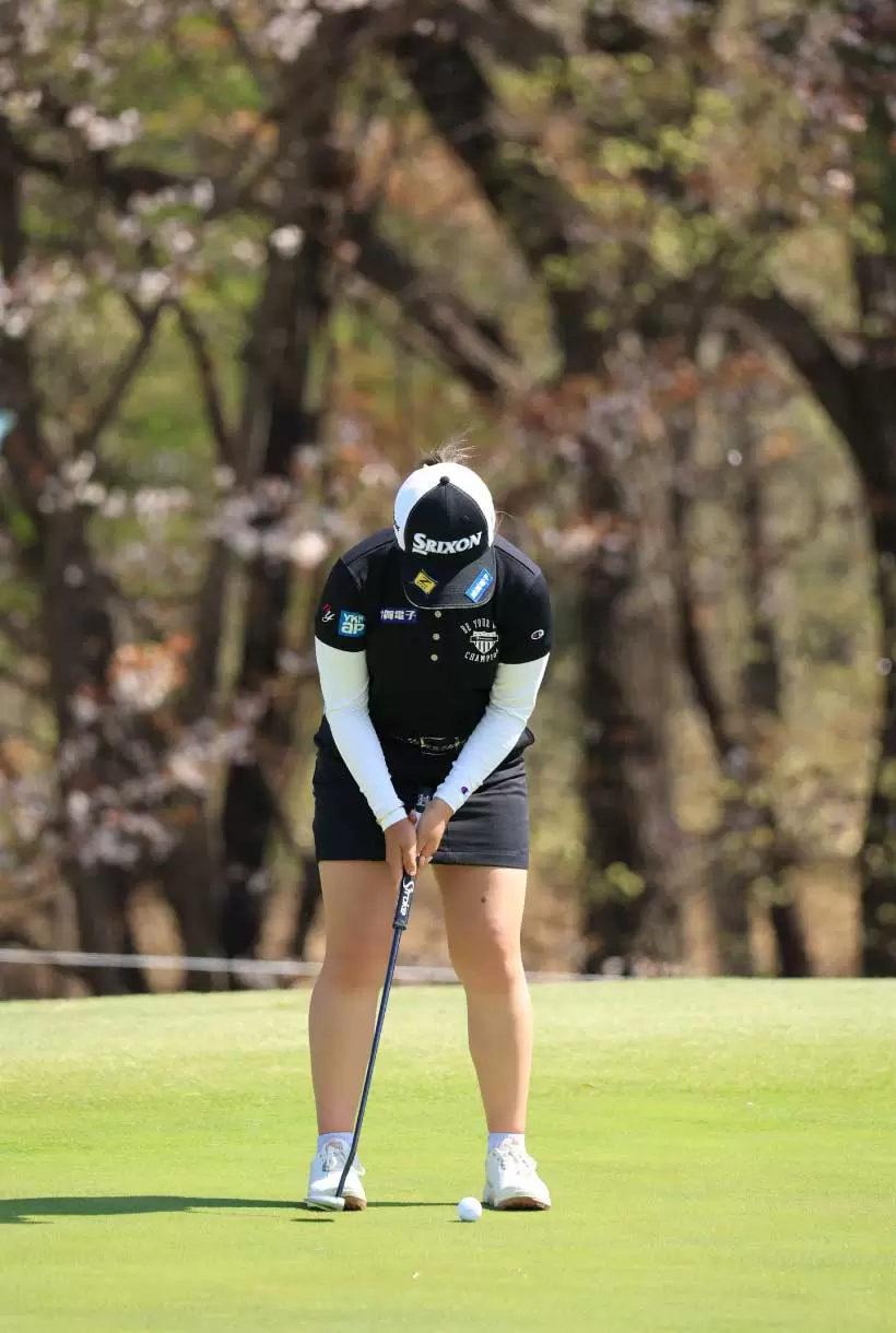 山下美夢有のパッティングストローク（前方）