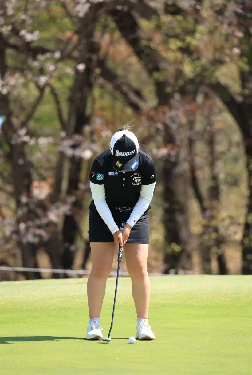 山下美夢有のパッティングストローク（前方）