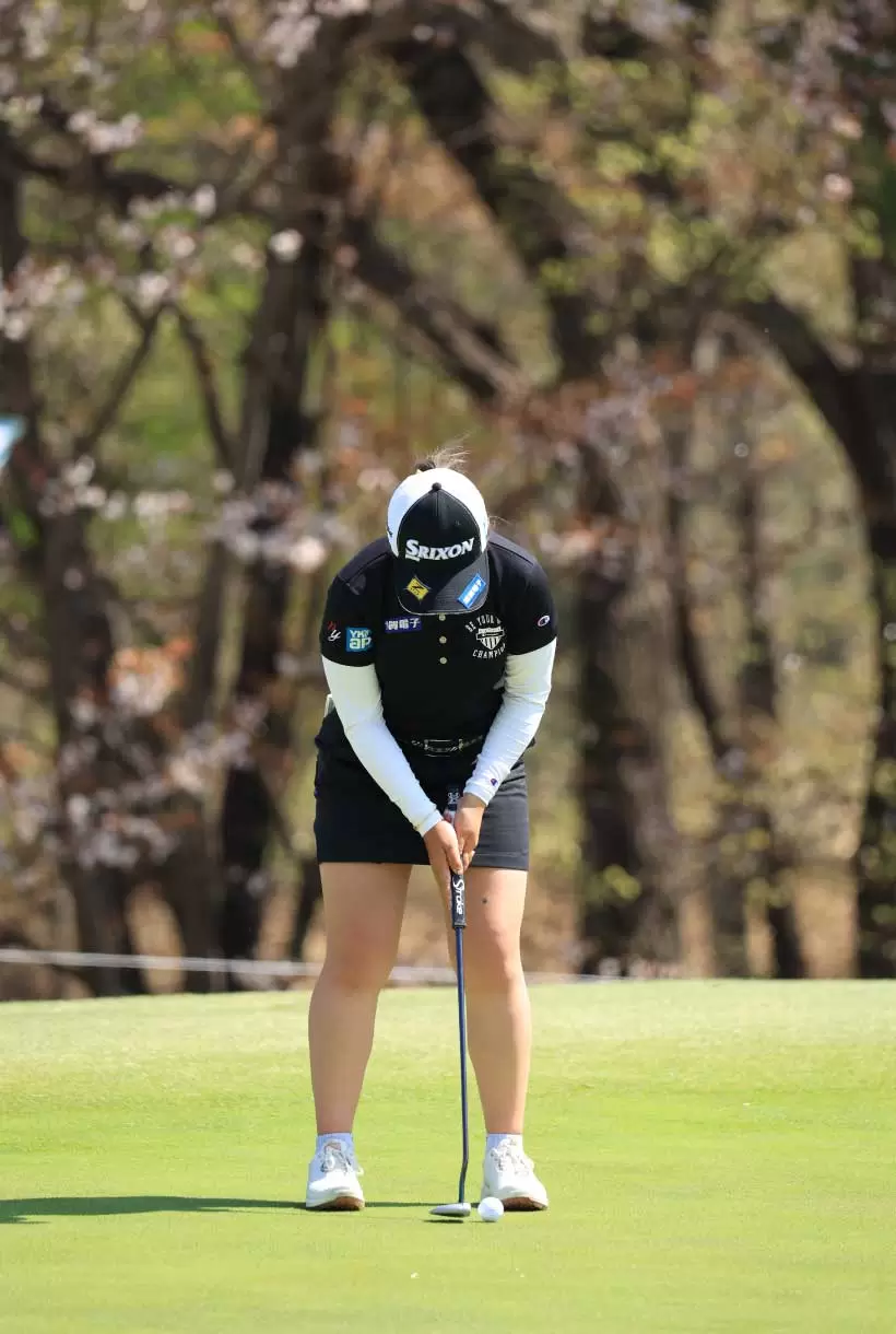 山下美夢有のパッティングストローク（前方）