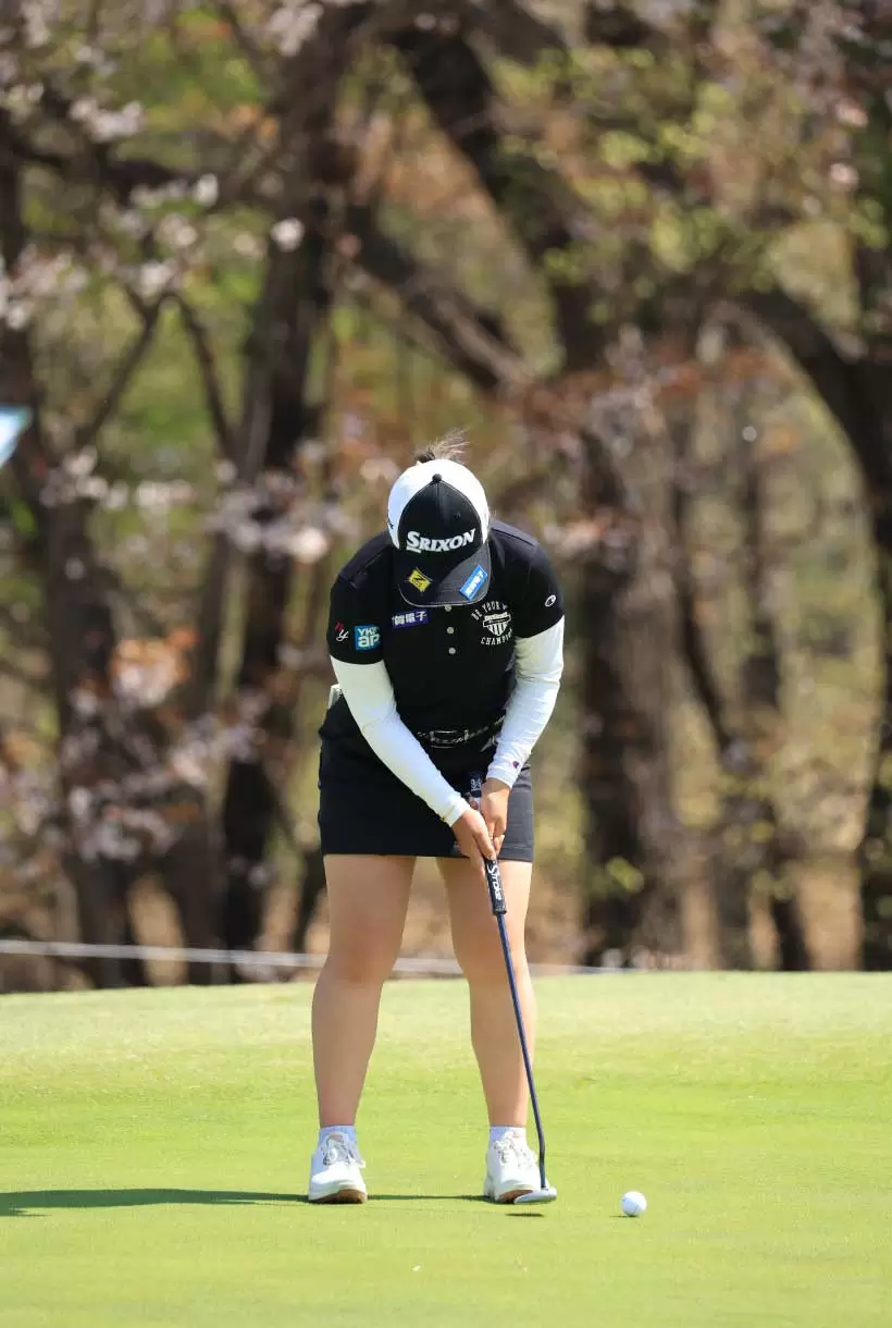 山下美夢有のパッティングストローク（前方）