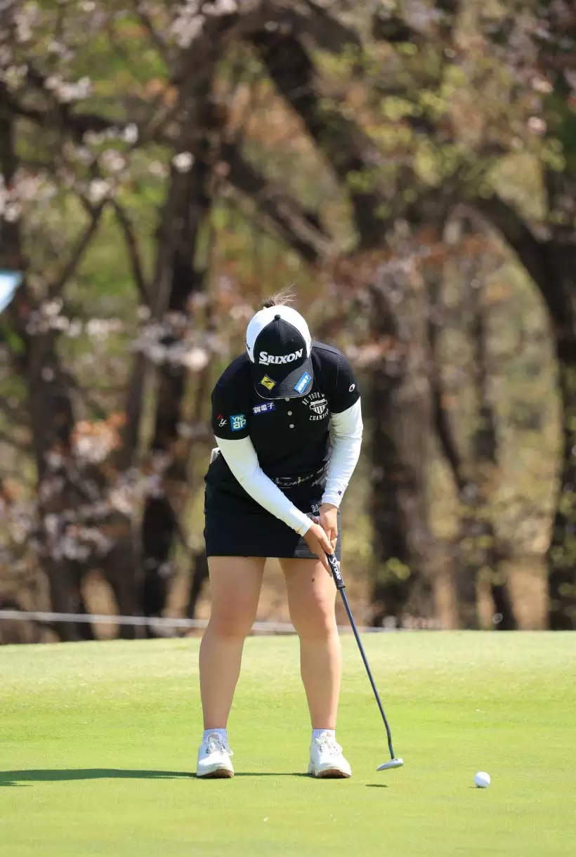 山下美夢有のパッティングストローク（前方）