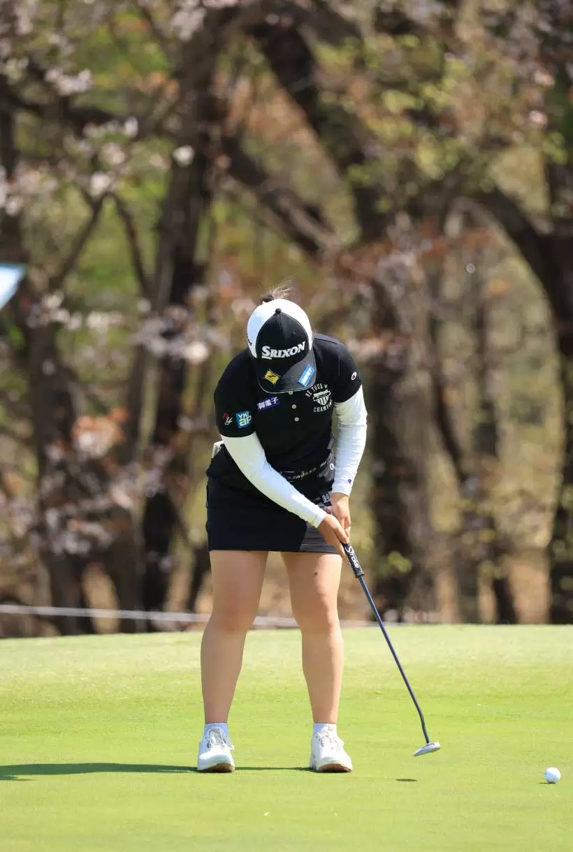 山下美夢有のパッティングストローク（前方）