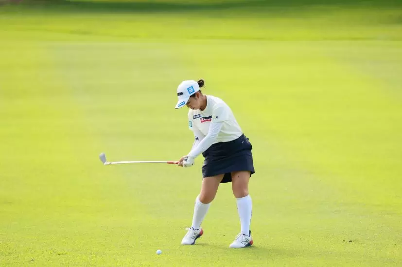 山下美夢有のアイアンスイング（斜め前方）連続写真【CATレディス2022】