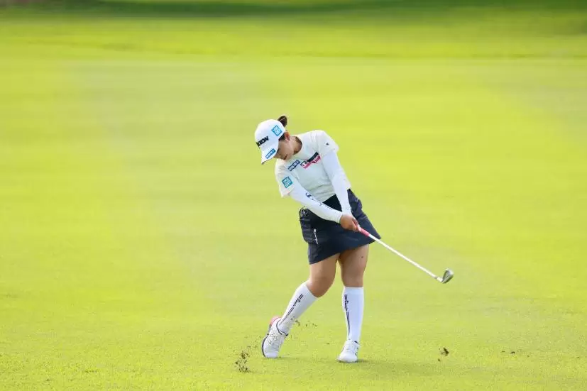 山下美夢有のアイアンスイング（斜め前方）連続写真【CATレディス2022】