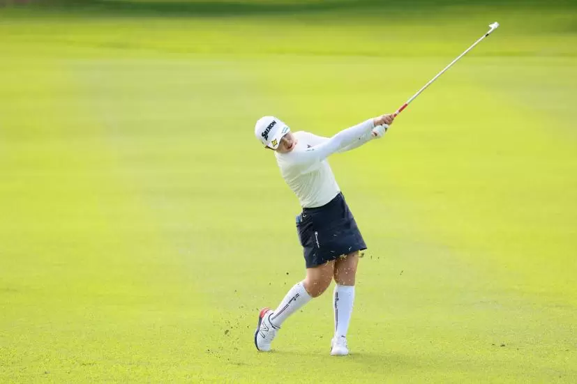 山下美夢有のアイアンスイング（斜め前方）連続写真【CATレディス2022】