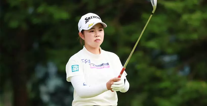 山下美夢有のアイアンスイング（斜め前方）連続写真【CATレディス2022】