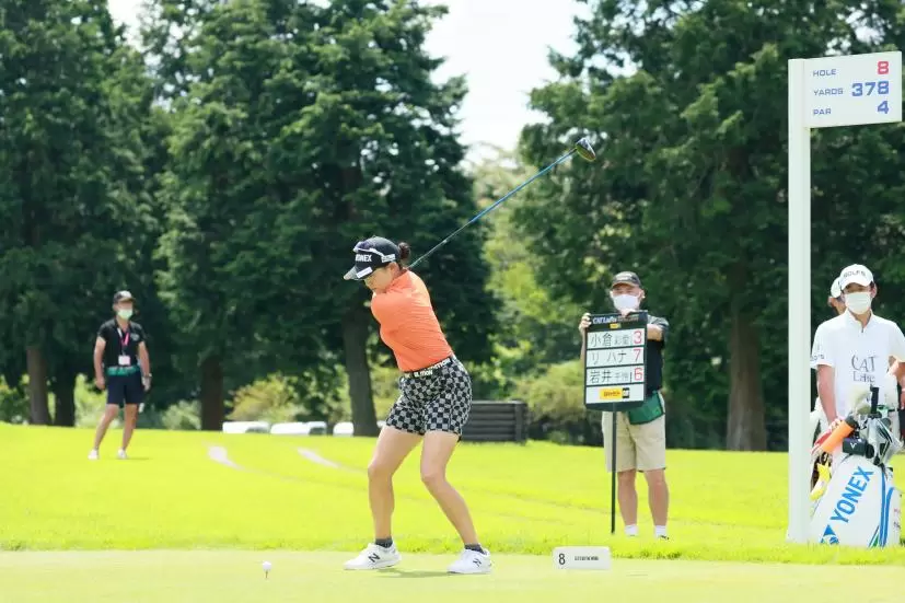 岩井千怜のドライバースイング（斜め前方）連続写真【CATレディス2022】
