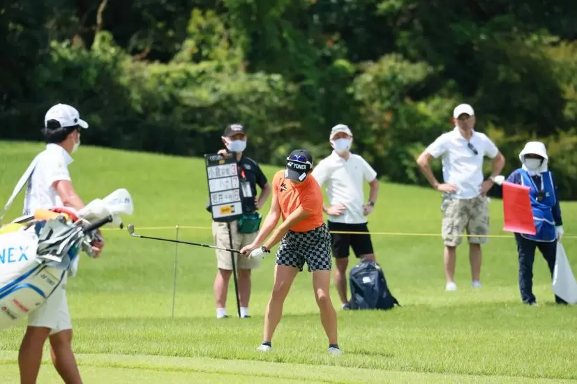 岩井千怜のアイアンスイング（ラフ）連続写真【CATレディス2022】