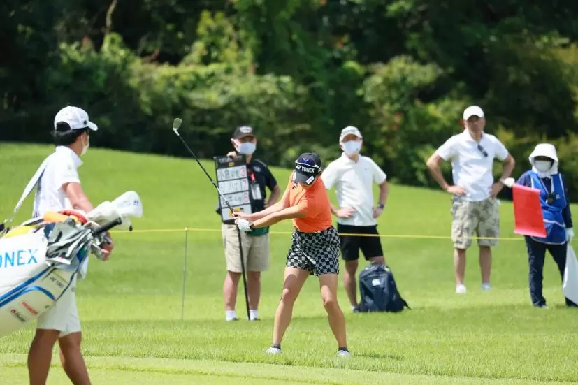 岩井千怜のアイアンスイング（ラフ）連続写真【CATレディス2022】