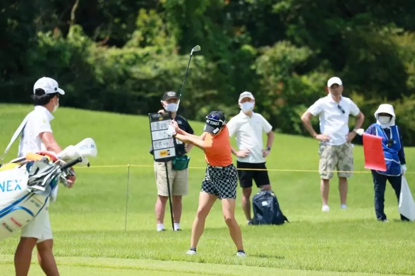 岩井千怜のアイアンスイング（ラフ）連続写真【CATレディス2022】