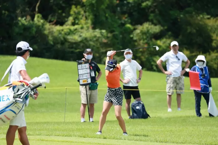 岩井千怜のアイアンスイング（ラフ）連続写真【CATレディス2022】