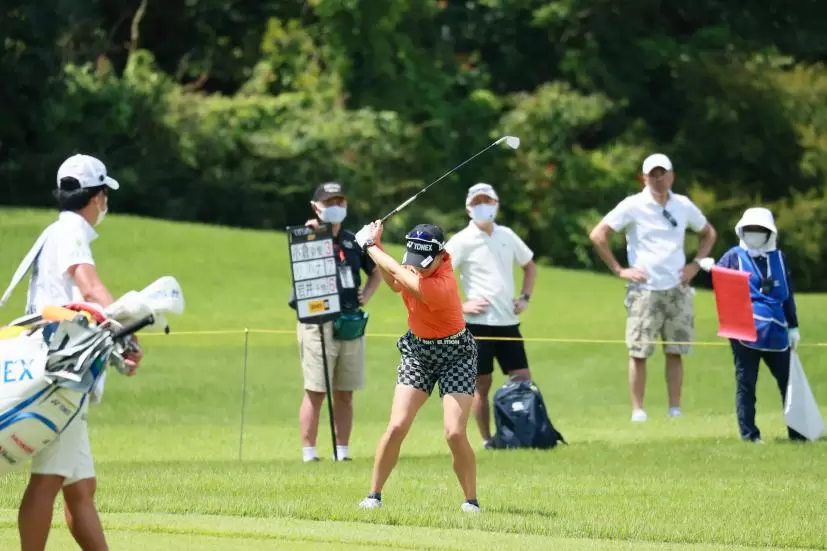 岩井千怜のアイアンスイング（ラフ）連続写真【CATレディス2022】