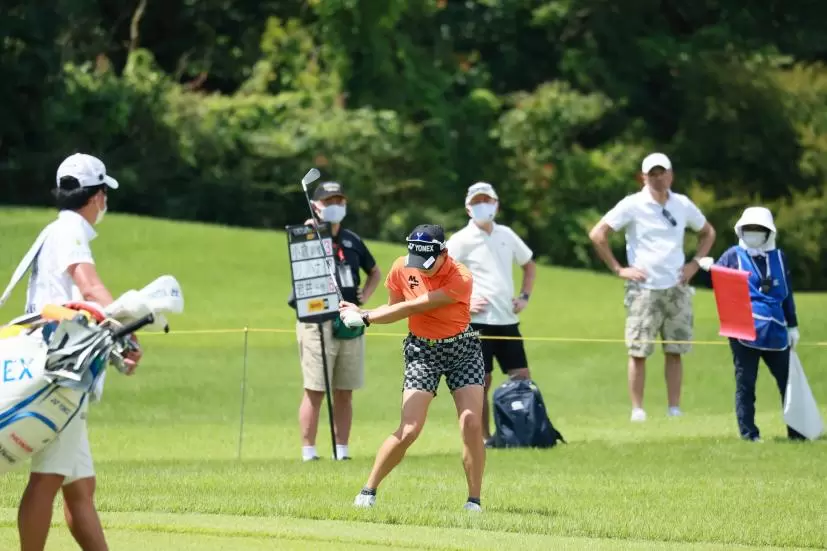岩井千怜のアイアンスイング（ラフ）連続写真【CATレディス2022】