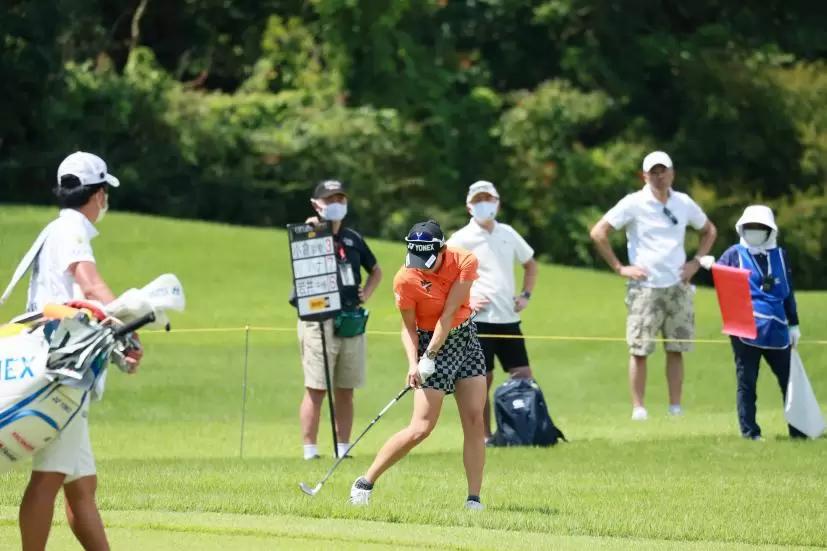 岩井千怜のアイアンスイング（ラフ）連続写真【CATレディス2022】