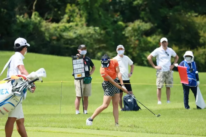 岩井千怜のアイアンスイング（ラフ）連続写真【CATレディス2022】