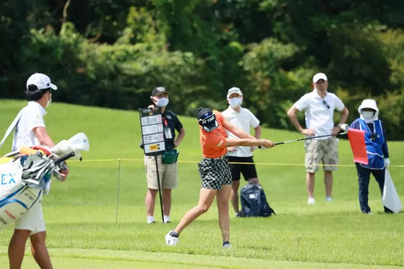 岩井千怜のアイアンスイング（ラフ）連続写真【CATレディス2022】