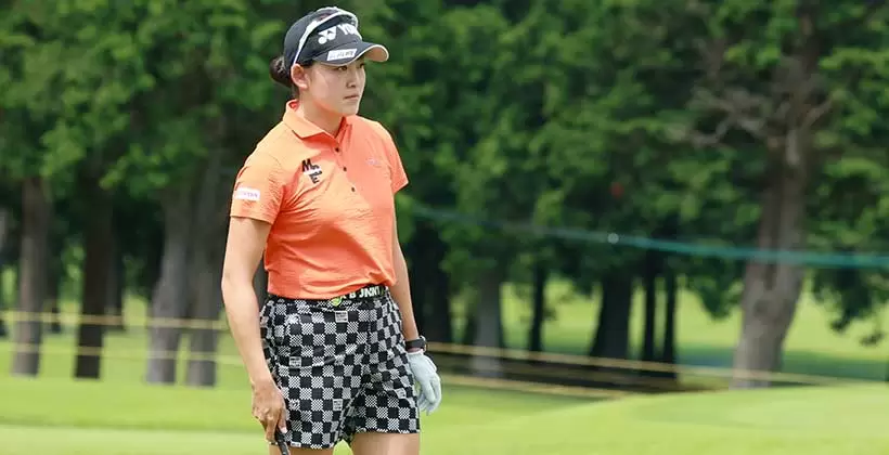 岩井千怜のアイアンスイング（ラフ）連続写真【CATレディス2022】