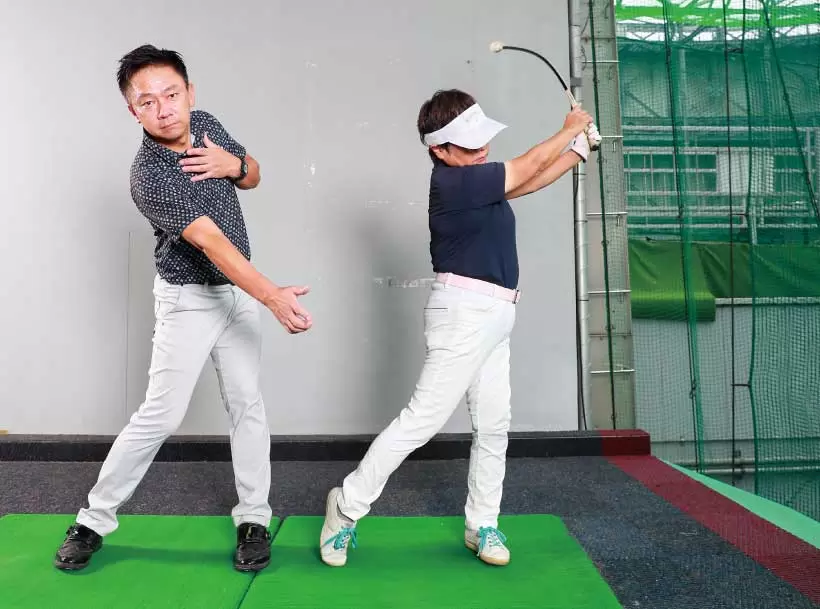 球を意識せずにやわらかい棒を気持ちよく素振りしてみましょう